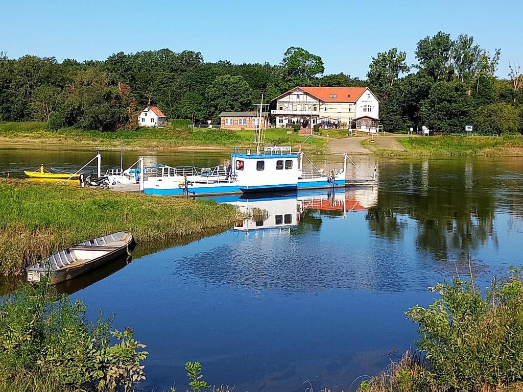 Un par de barcos atracados en un río en Gästequartier Turmblick ruhig aber zentral mit Garten in der Altstadt von Coswig Anhalt en Coswig