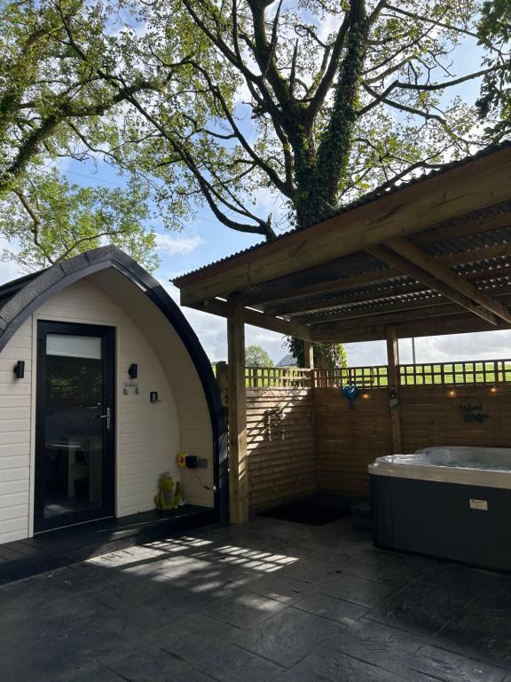 Fotografie z fotogalerie ubytování Paddock Pod - Sleeps 4 & Roofed Over Private Hot Tub & NEW SAUNA v destinaci Burnfoot