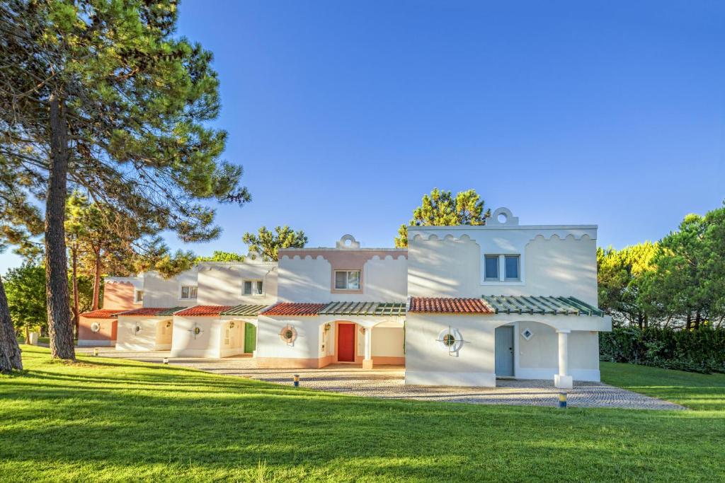a large white house with a yard at Vilar do Golf in Quinta do Lago