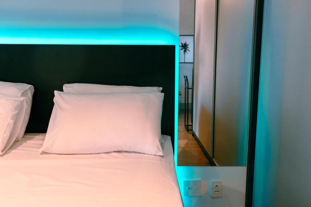 Postel nebo postele na pokoji v ubytování Studio a 100m Bosque, Centro e Cambuí- Home Office, Piscina, Sauna, Jacuzzi, Fitness