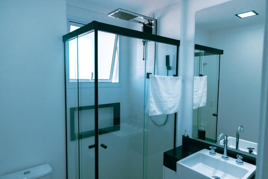 Koupelna v ubytování Studio a 100m Bosque, Centro e Cambuí- Home Office, Piscina, Sauna, Jacuzzi, Fitness