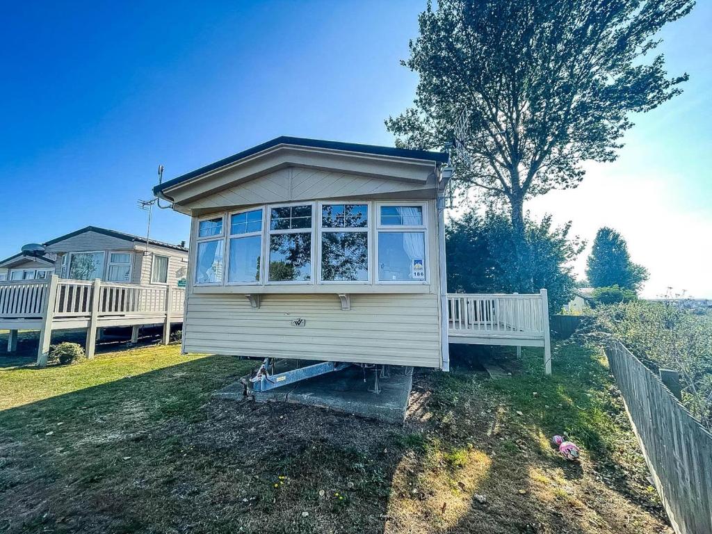 Great 6 Berth Caravan With Decking Wifi At Seawick Holiday Park Ref 27186s, ClactononSea