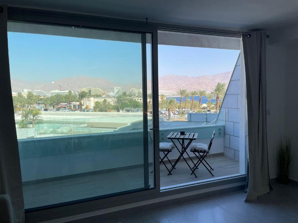 Ein allgemeiner Bergblick oder ein Berglick von des Aparthotels aus