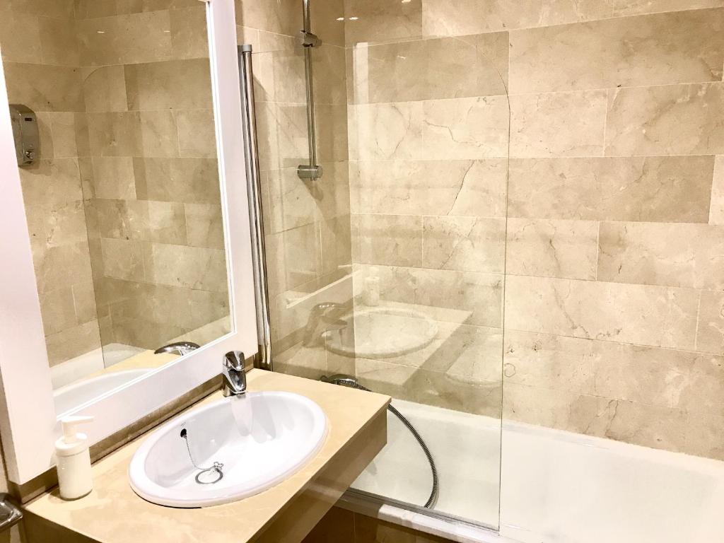 Kúpeľňa v ubytovaní MARBELLA - ALICATE BEACHFRONT Apartment-9