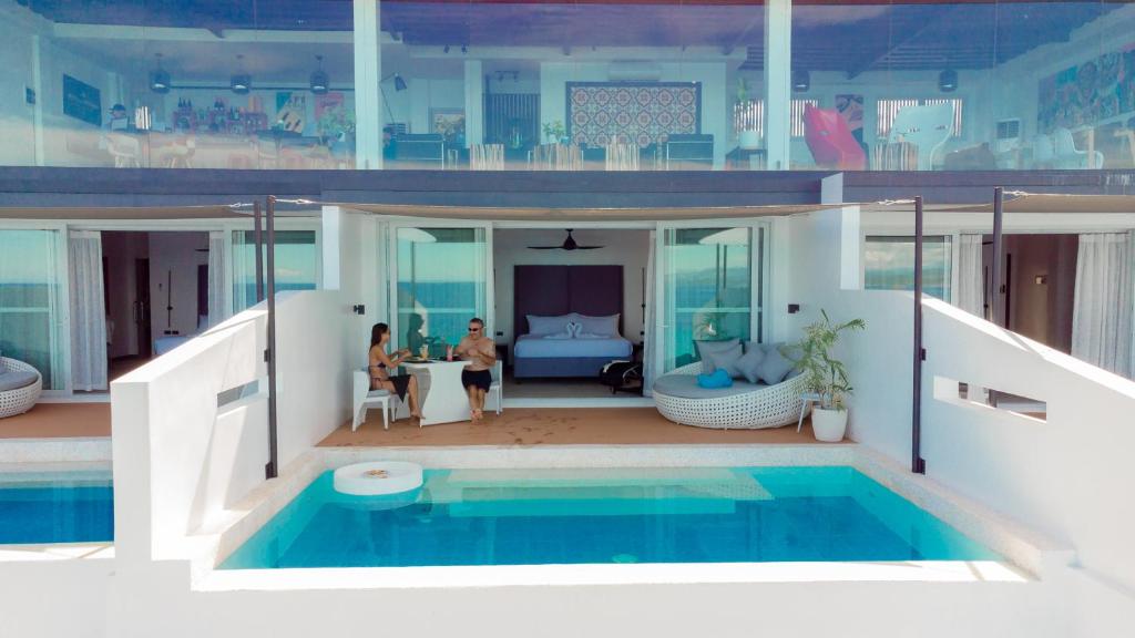 una casa con piscina e soggiorno di Epic Suites Bohol ADULTS ONLY a Dauis