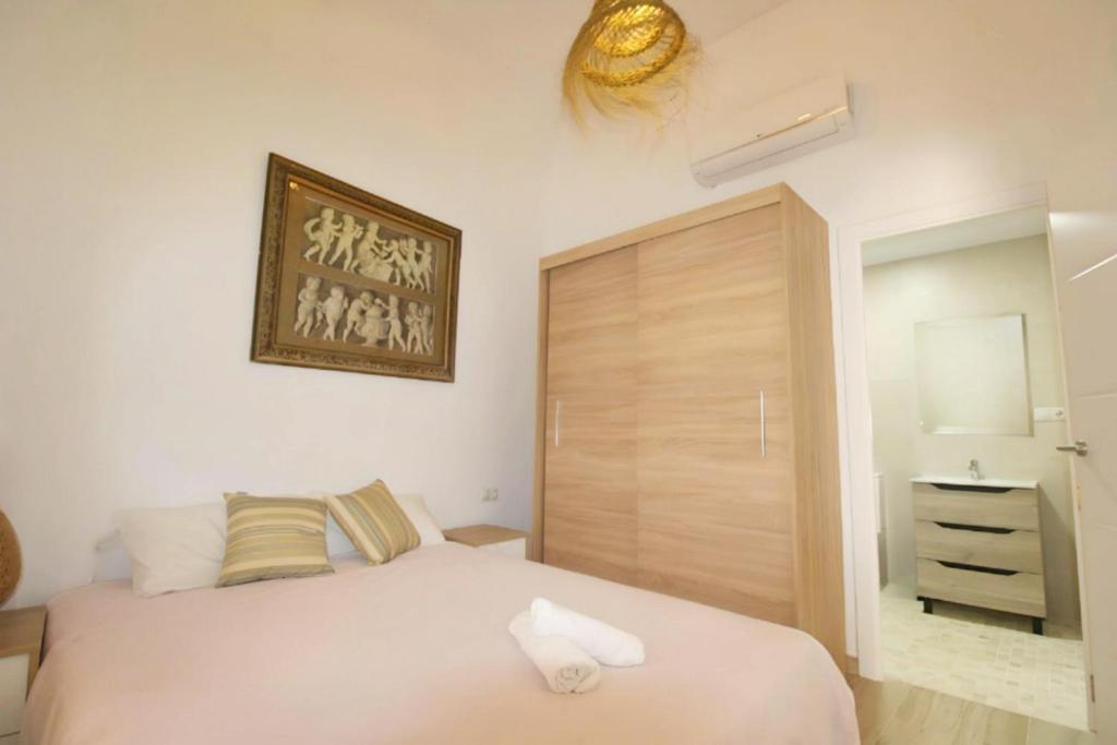 A bed or beds in a room at Apartamento reformado en pleno centro histórico