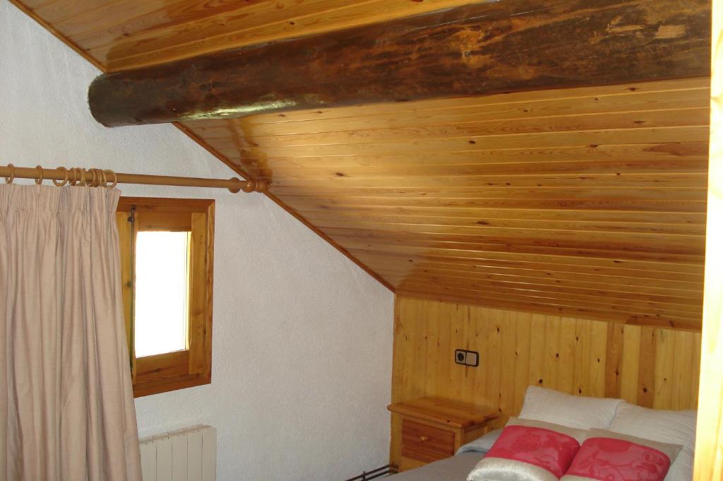 Posteľ alebo postele v izbe v ubytovaní Apartaments Pont Romànic