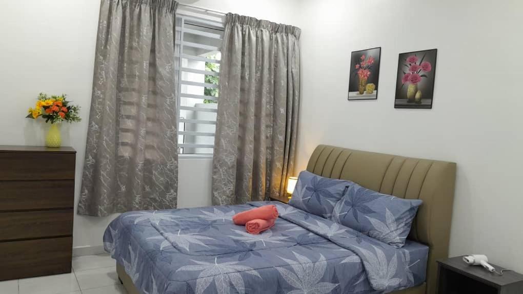 Un dormitorio con una cama con un animal de peluche rosa. en Ipoh Enchanted Sunway Ipoh Garden Home en Ipoh