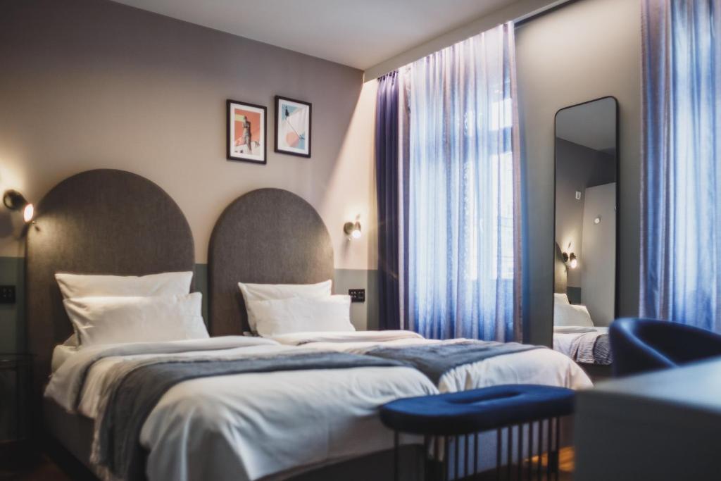 
Medium Twin (max 2 pax)
