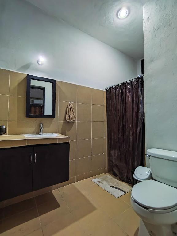 Koupelna v ubytování Hostal Ixchel - WiFi, Hot Water, AC, in Valladolid Downtown