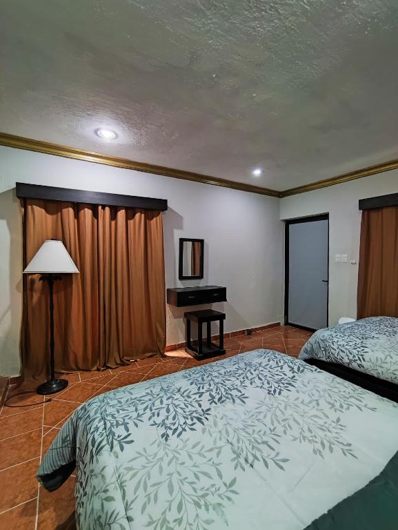 Hostal Ixchel - WiFi, Hot Water, AC, in Valladolid Downtown - Camera Gemella Con Bagno Privato