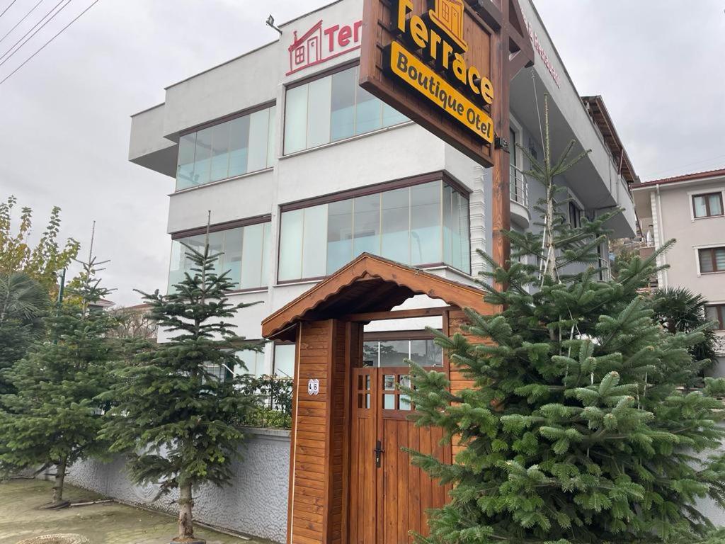 een gebouw met een houten deur ervoor bij Terrace Boutique Otel in Serdivan