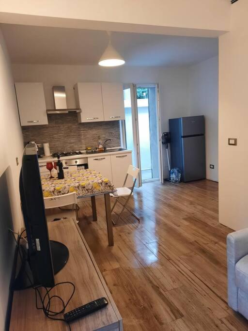uma cozinha e uma sala de estar com uma mesa num quarto em La Casetta Riviera Citra 008065-LT-0424 em Ventimiglia