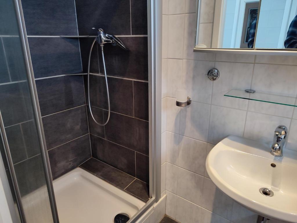 a bathroom with a shower and a sink at Gästehaus im Alten Fährhaus in Cochem