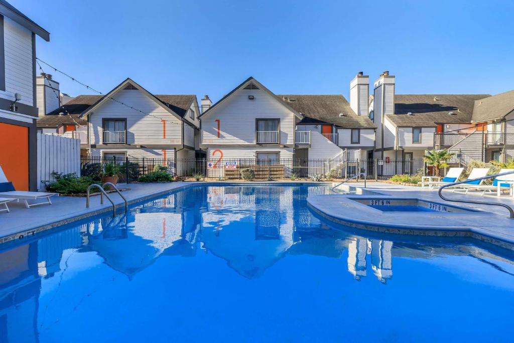 a swimming pool in front of some houses at Studio Unit in the MedCenter in Houston