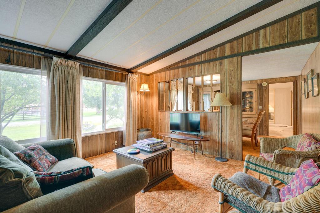 sala de estar con sofás y TV en Cozy Salmon Home with Mountain Views and River Access en Salmon