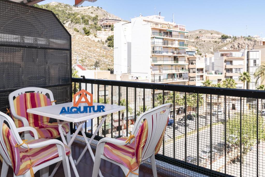 einen Tisch und Stühle auf einem Balkon mit Aussicht in der Unterkunft Europa B 6º-23 in Cullera