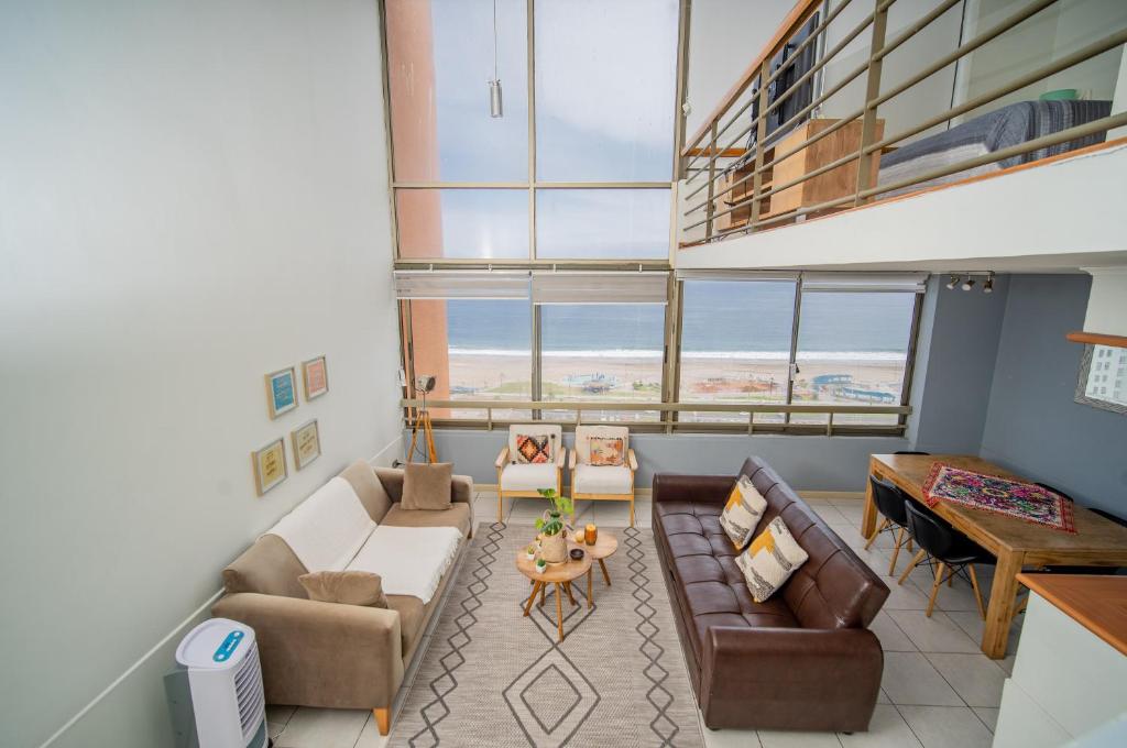 a living room with a couch and a table at Hermoso loft en Iquique in Iquique
