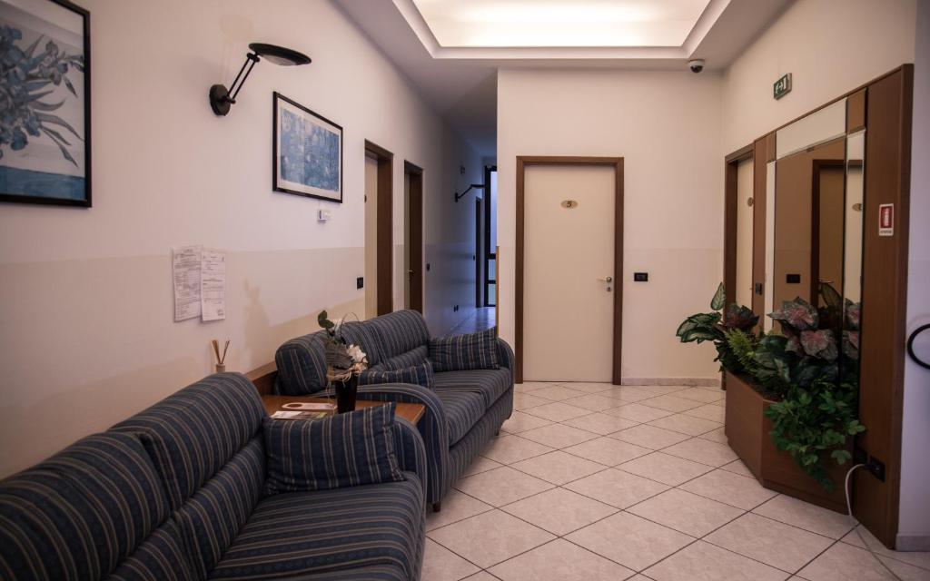 uma sala de estar com dois sofás e uma mesa em ALLOGGI VITALE em Cesano Maderno