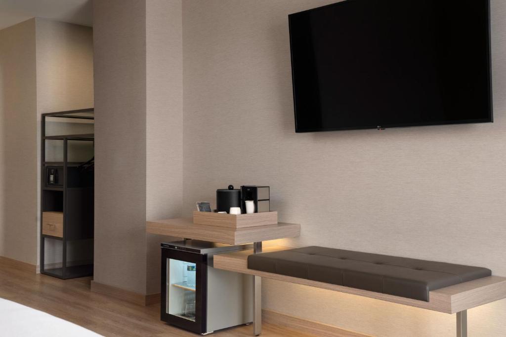 TV a/nebo společenská místnost v ubytování AC Hotel by Marriott Phoenix Downtown