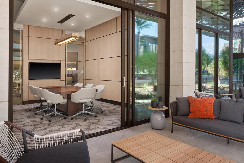 Posezení v ubytování AC Hotel by Marriott Phoenix Downtown