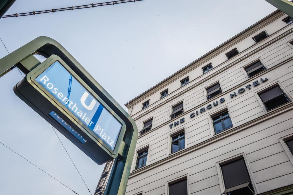 ein Straßenschild vor einem Gebäude in der Unterkunft The Circus Hotel in Berlin