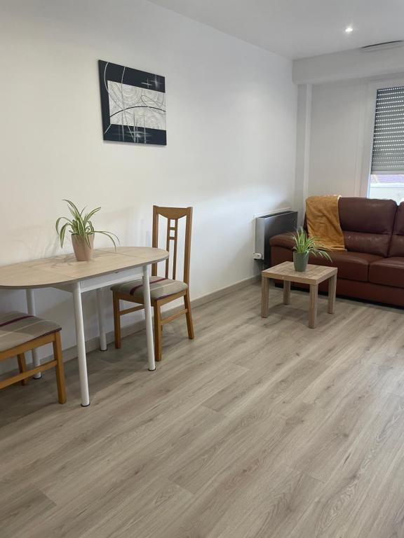 un salon avec une table et un canapé dans l'établissement Home chic et renové, à Rouen