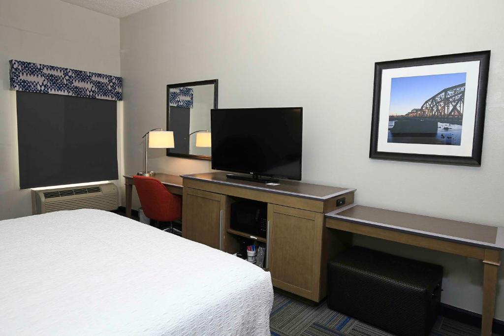 Hampton Inn Bordentown - King Room - Non-Smoking