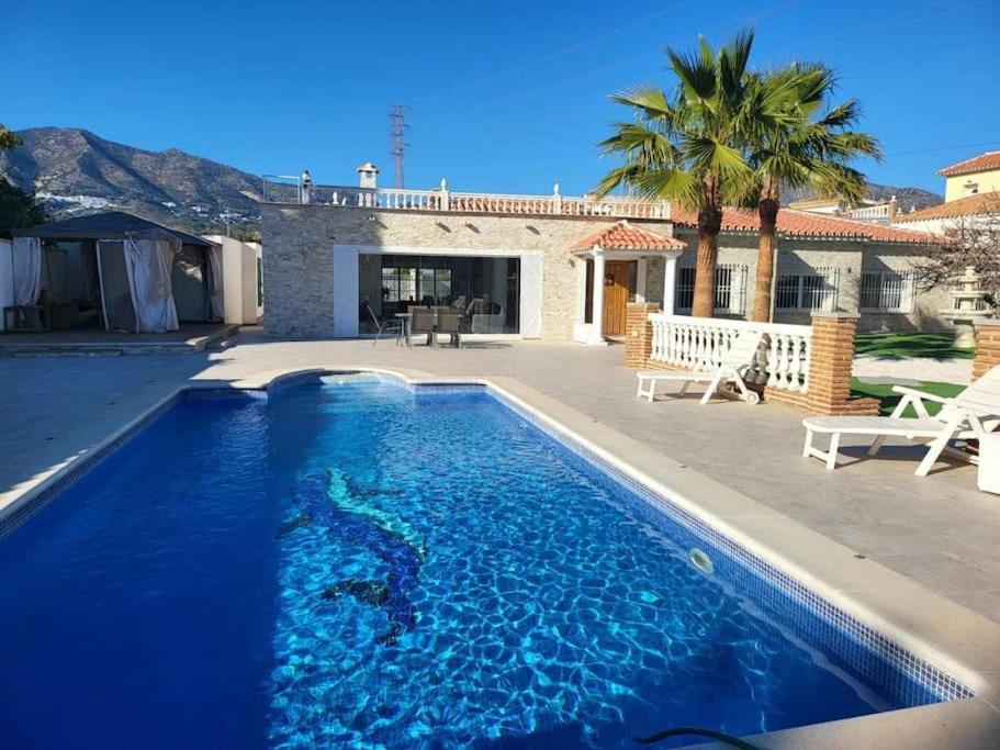 Sunny Villa Mijas with large pool free parking