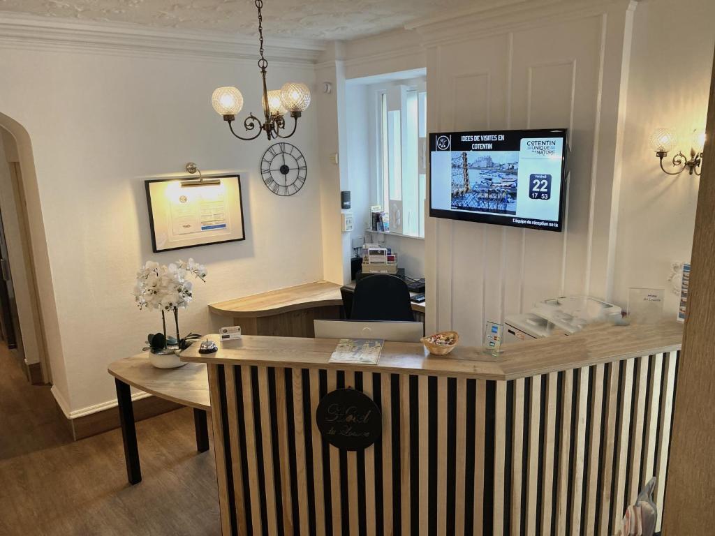 TV a/nebo společenská místnost v ubytování Hotel du Louvre