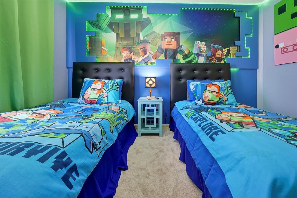 1 Schlafzimmer mit 2 Betten und einem Videospiel-Wandbild in der Unterkunft Happy Planet II in Davenport