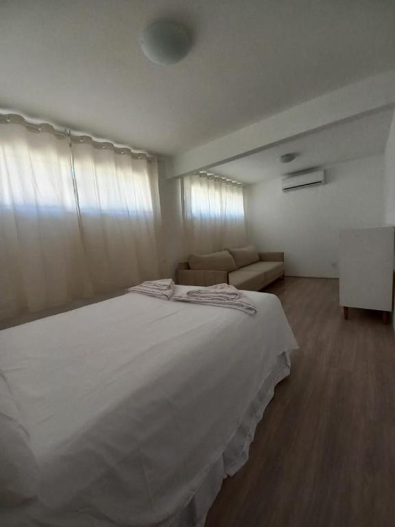 Krevet ili kreveti u jedinici u okviru objekta Suíte privativa na Barra da Tijuca proxima à praia