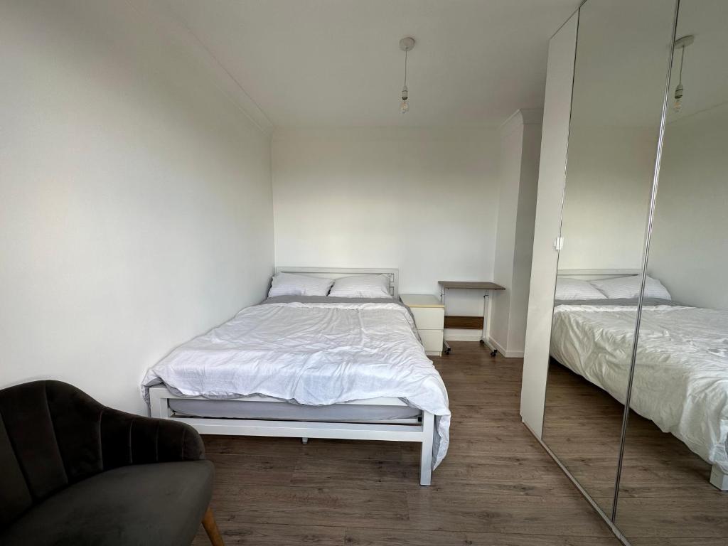 Posteľ alebo postele v izbe v ubytovaní Large Guest room overlooking London