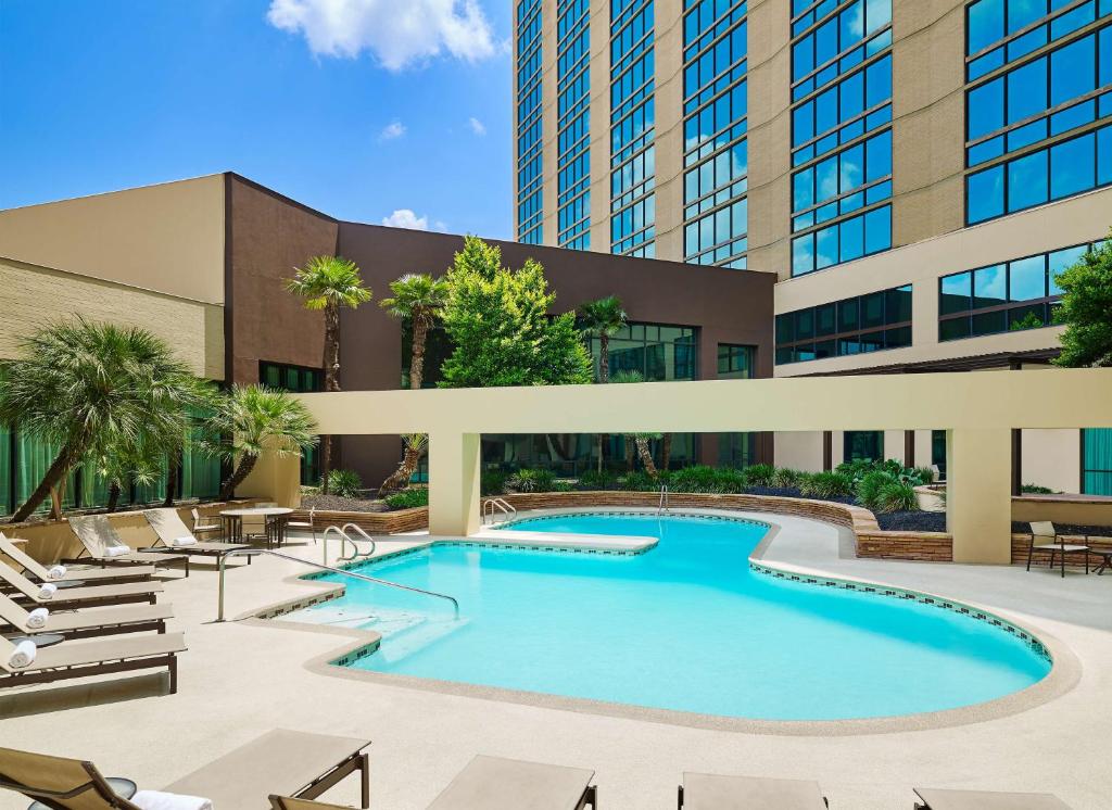 una imagen de una piscina frente a un edificio en DoubleTree by Hilton San Antonio Airport en San Antonio