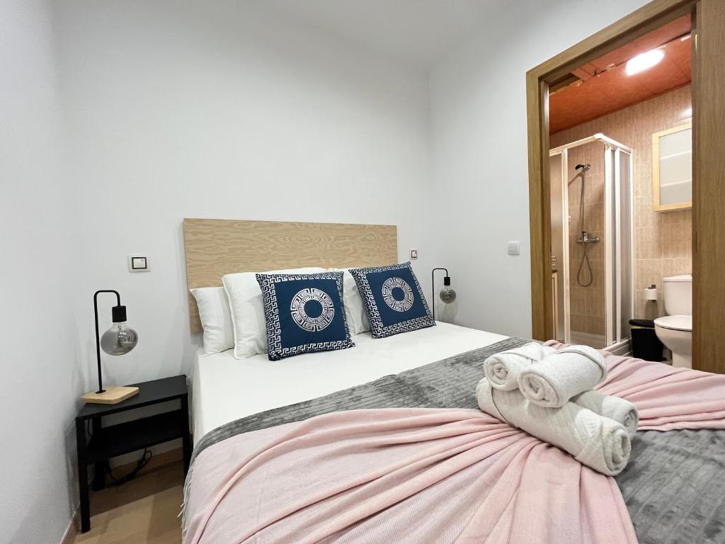 2 letti in camera d'albergo con asciugamani di Centro Embajadores Ave a Madrid