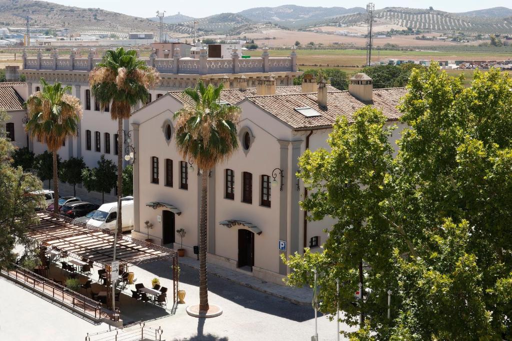 una vista aérea de un edificio con palmeras en Hotel El Carmen, en Puente Genil