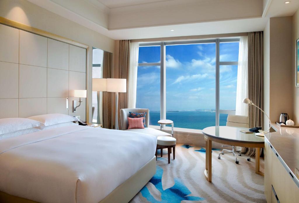 Postel nebo postele na pokoji v ubytování DoubleTree by Hilton Hotel Xiamen - Wuyuan Bay