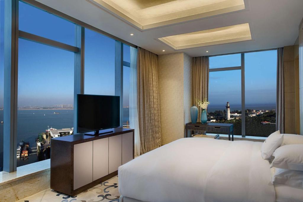 TV a/nebo společenská místnost v ubytování DoubleTree by Hilton Hotel Xiamen - Wuyuan Bay