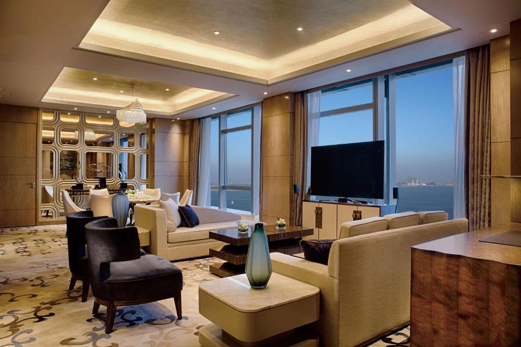 TV a/nebo společenská místnost v ubytování DoubleTree by Hilton Hotel Xiamen - Wuyuan Bay