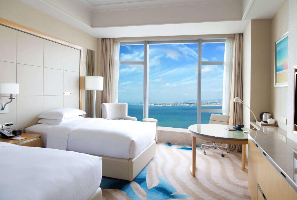 Postel nebo postele na pokoji v ubytování DoubleTree by Hilton Hotel Xiamen - Wuyuan Bay