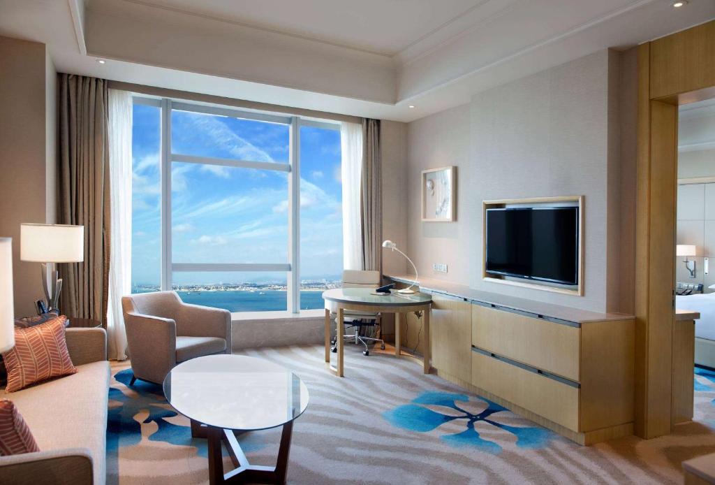 TV a/nebo společenská místnost v ubytování DoubleTree by Hilton Hotel Xiamen - Wuyuan Bay