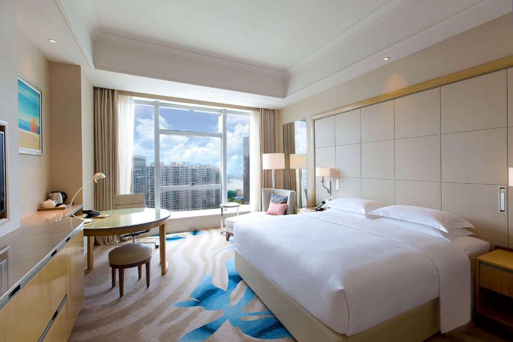 Postel nebo postele na pokoji v ubytování DoubleTree by Hilton Hotel Xiamen - Wuyuan Bay