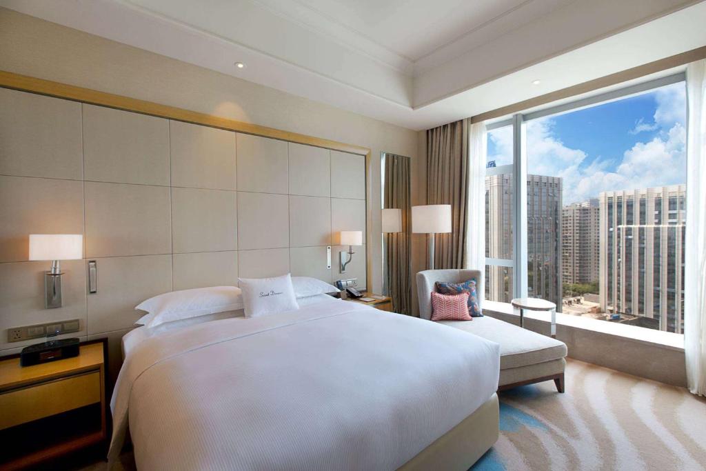 Postel nebo postele na pokoji v ubytování DoubleTree by Hilton Hotel Xiamen - Wuyuan Bay
