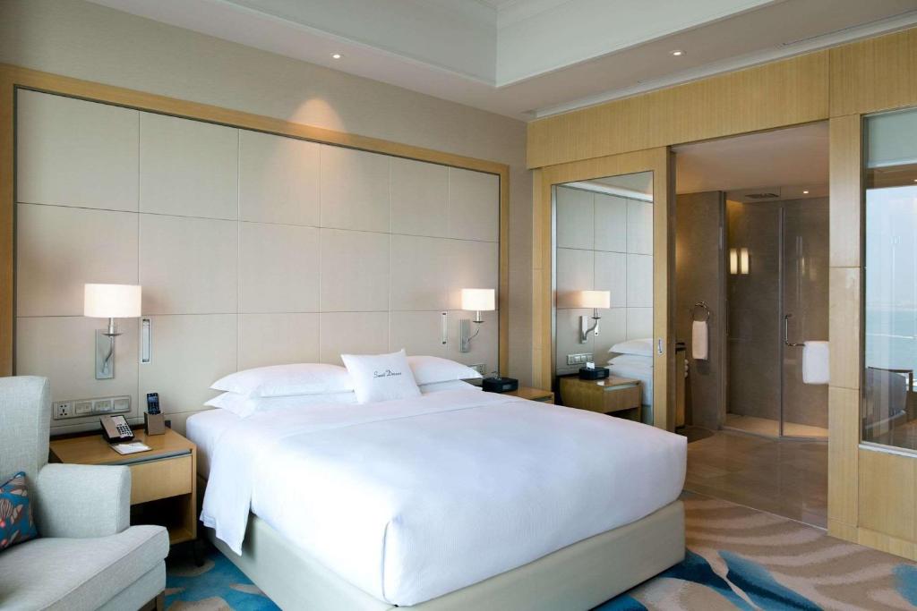 Postel nebo postele na pokoji v ubytování DoubleTree by Hilton Hotel Xiamen - Wuyuan Bay