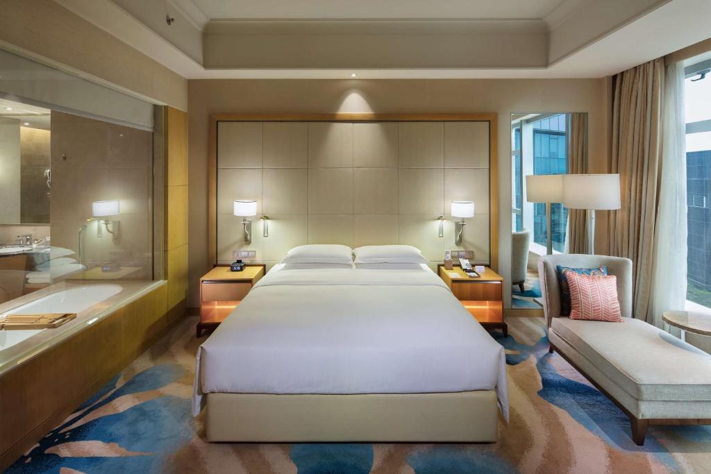 Postel nebo postele na pokoji v ubytování DoubleTree by Hilton Hotel Xiamen - Wuyuan Bay