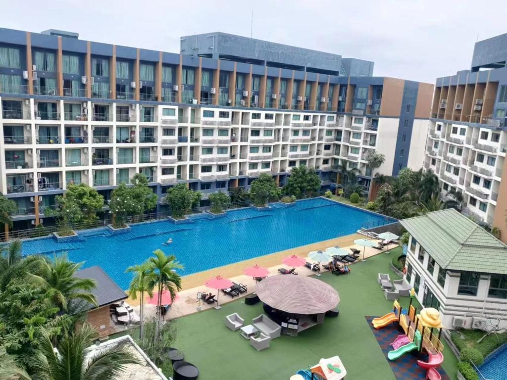 eine Luftansicht eines Hotels mit Pool in der Unterkunft Jomtien Beach Laguna Resort 2 in Jomtien Beach