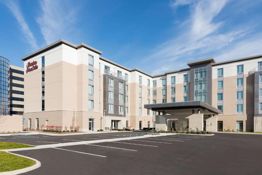una vista exterior de un hotel con aparcamiento en Hampton Inn & Suites Indianapolis-Keystone, IN en Indianápolis