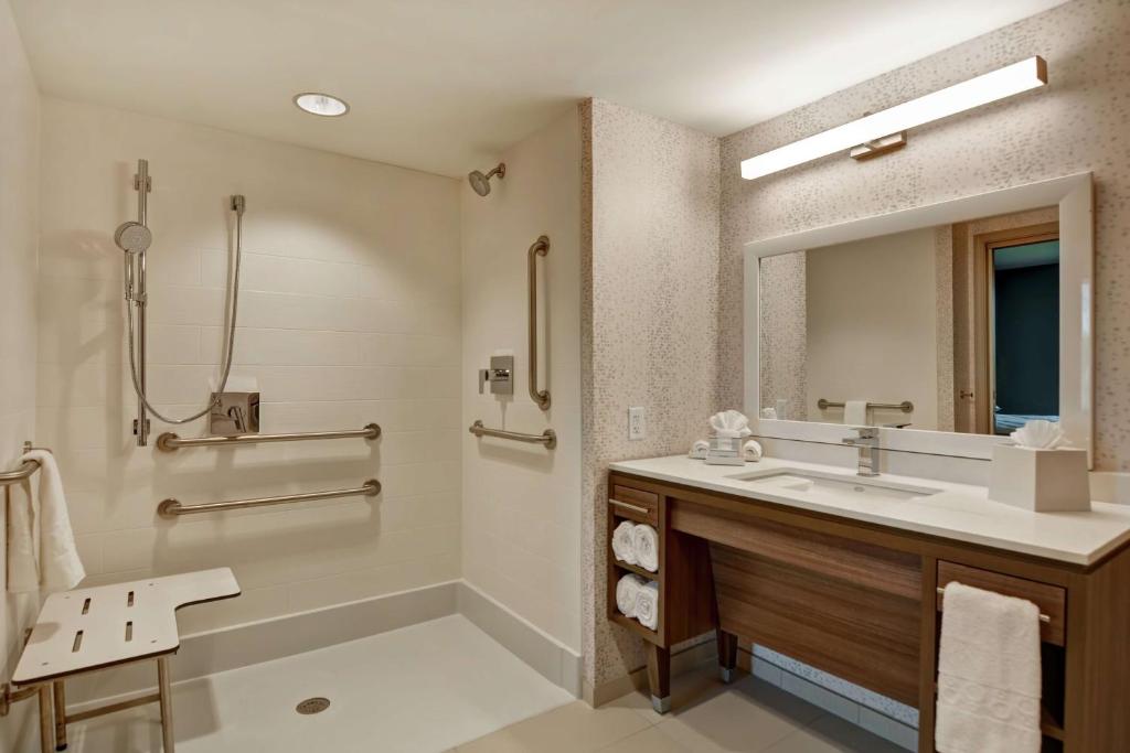 Home2 Suites By Hilton Beaufort - Queen Suite With Roll-In Shower - Mobility Access