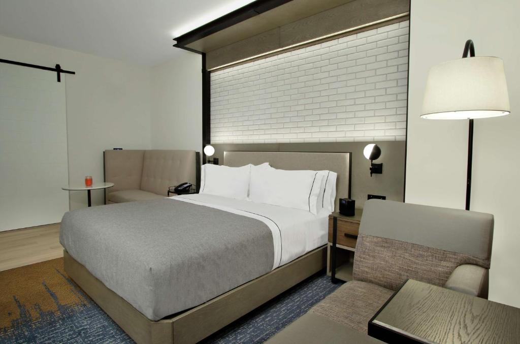 Canopy By Hilton Columbus Downtown Short North - Deluxe Corner King Room