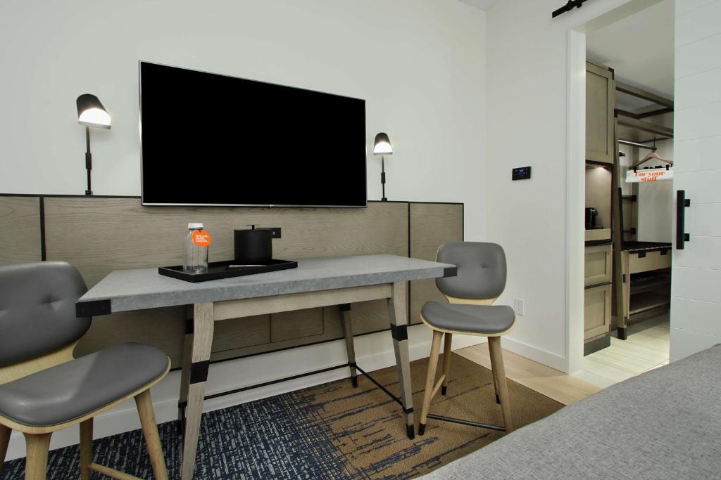 Canopy By Hilton Columbus Downtown Short North - Queen Room Met Twee Queensize Bedden